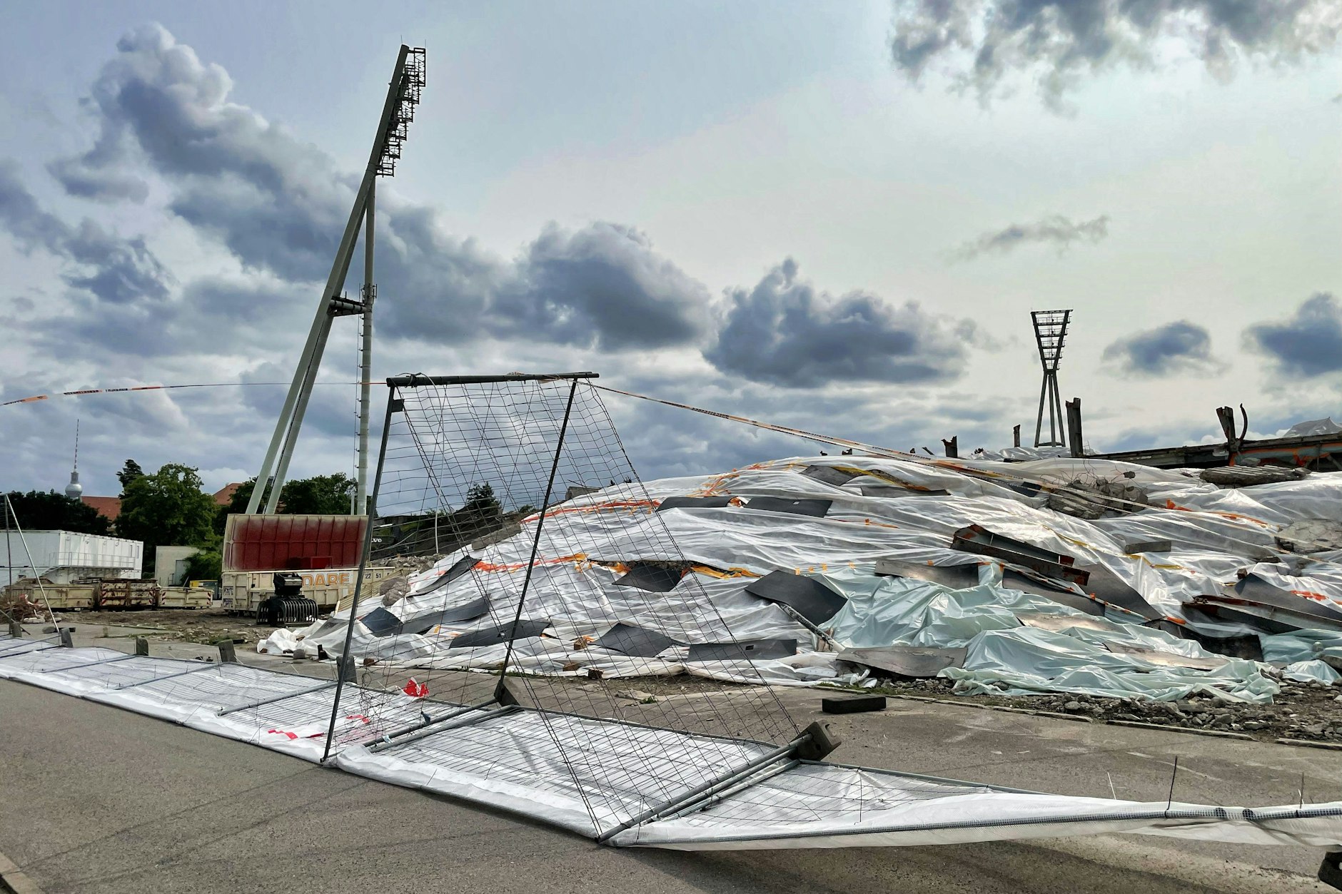 Am Pfingstwochenende fiel der Zaun vor dem Asbest-Berg im Jahnsportpark mal wieder um. Jeder konnte auf das hochgiftige Gelände. Arbeiter waren nirgends zu sehen.
