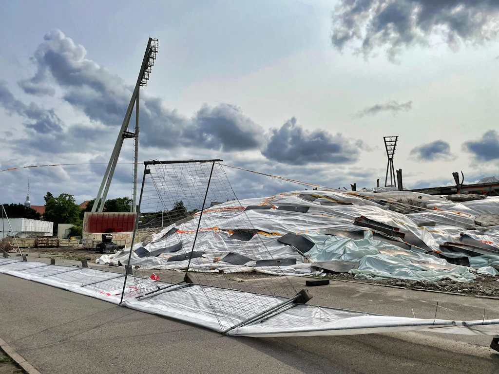 Asbest-Schutt im Jahnsportpark: Der „Schutzzaun“ hat Riesenlöcher!