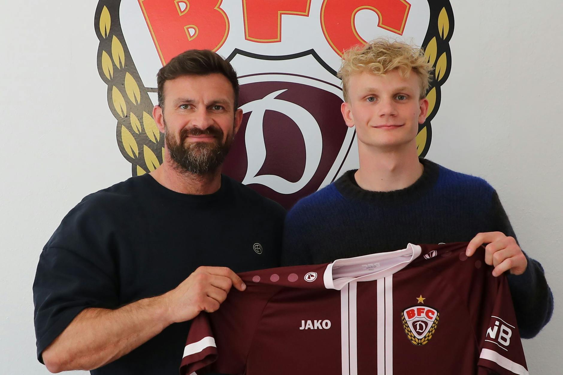 Sportgeschäftsführer Enis Alushi (l.) präsentiert stolz Antoni Wrebiakowski als Neuzugang beim BFC Dynamo.