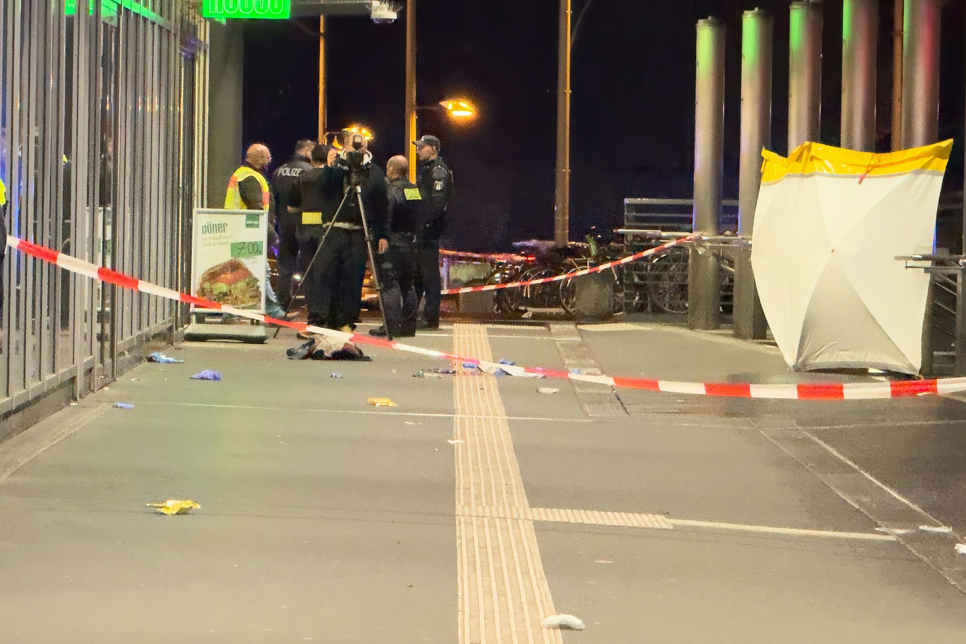 Nach der tödlichen Messer-Attacke: Bis in den frühen Morgen sicherten Kriminaltechniker Spuren am Einsatzort.