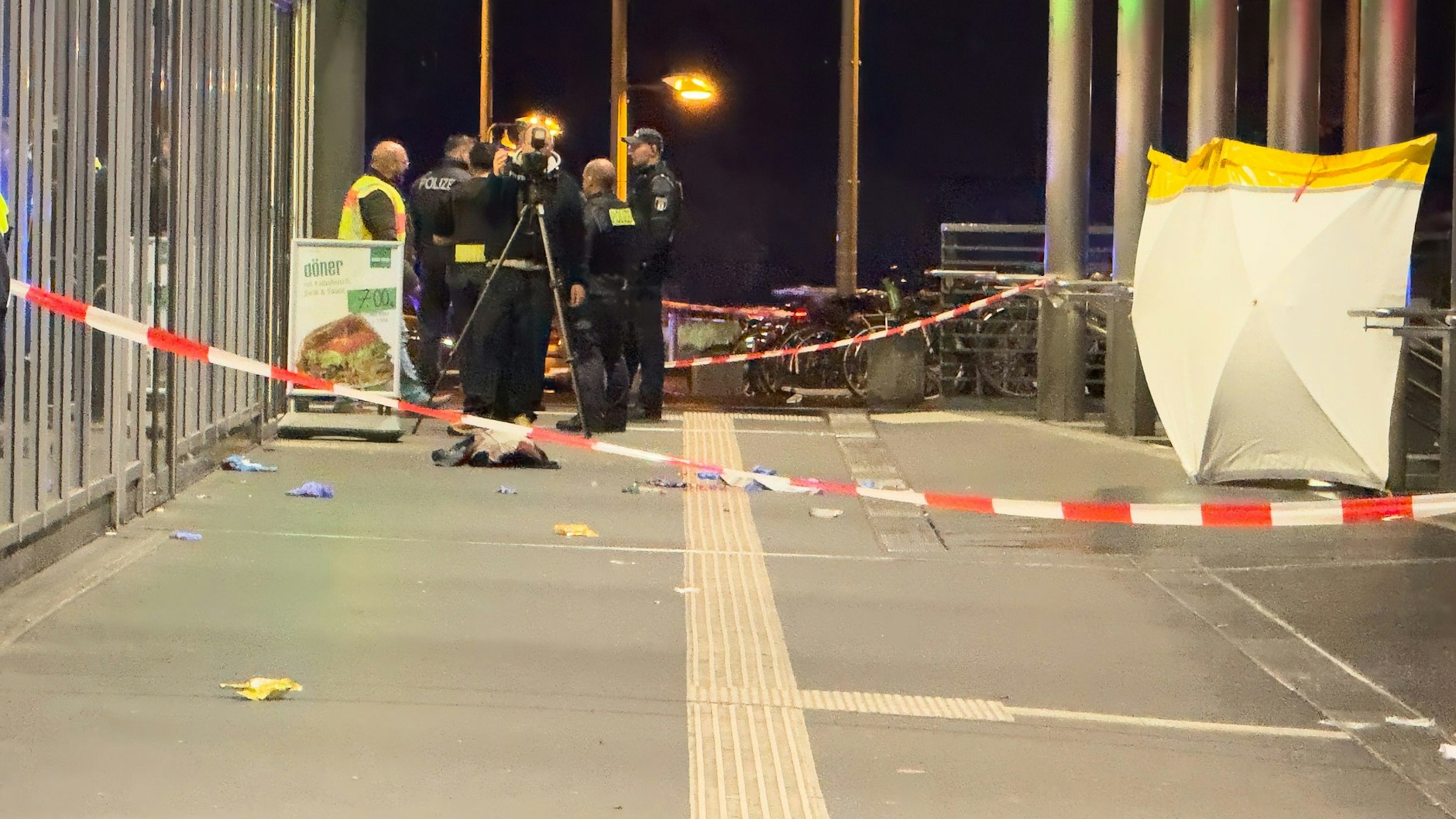 Nach der tödlichen Messer-Attacke am Bahnhof Gesundbrunnen: Bis in den frühen Morgen sicherten Kriminaltechniker Spuren am Einsatzort.