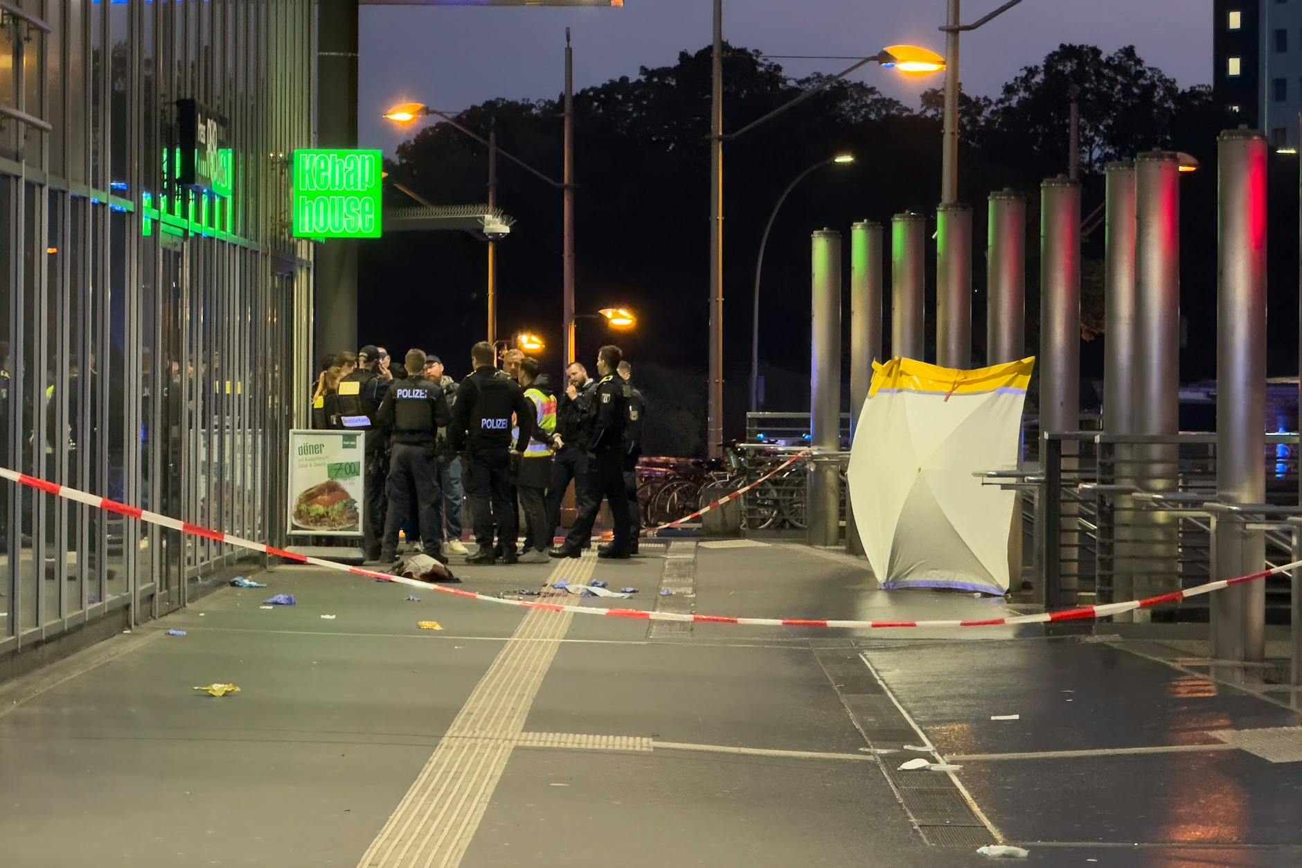 Die Polizei im Einsatz: Am Dienstagabend wurde eine Person am S-Bahnhof Gesundbrunnen niedergestochen und tödlich verletzt.
