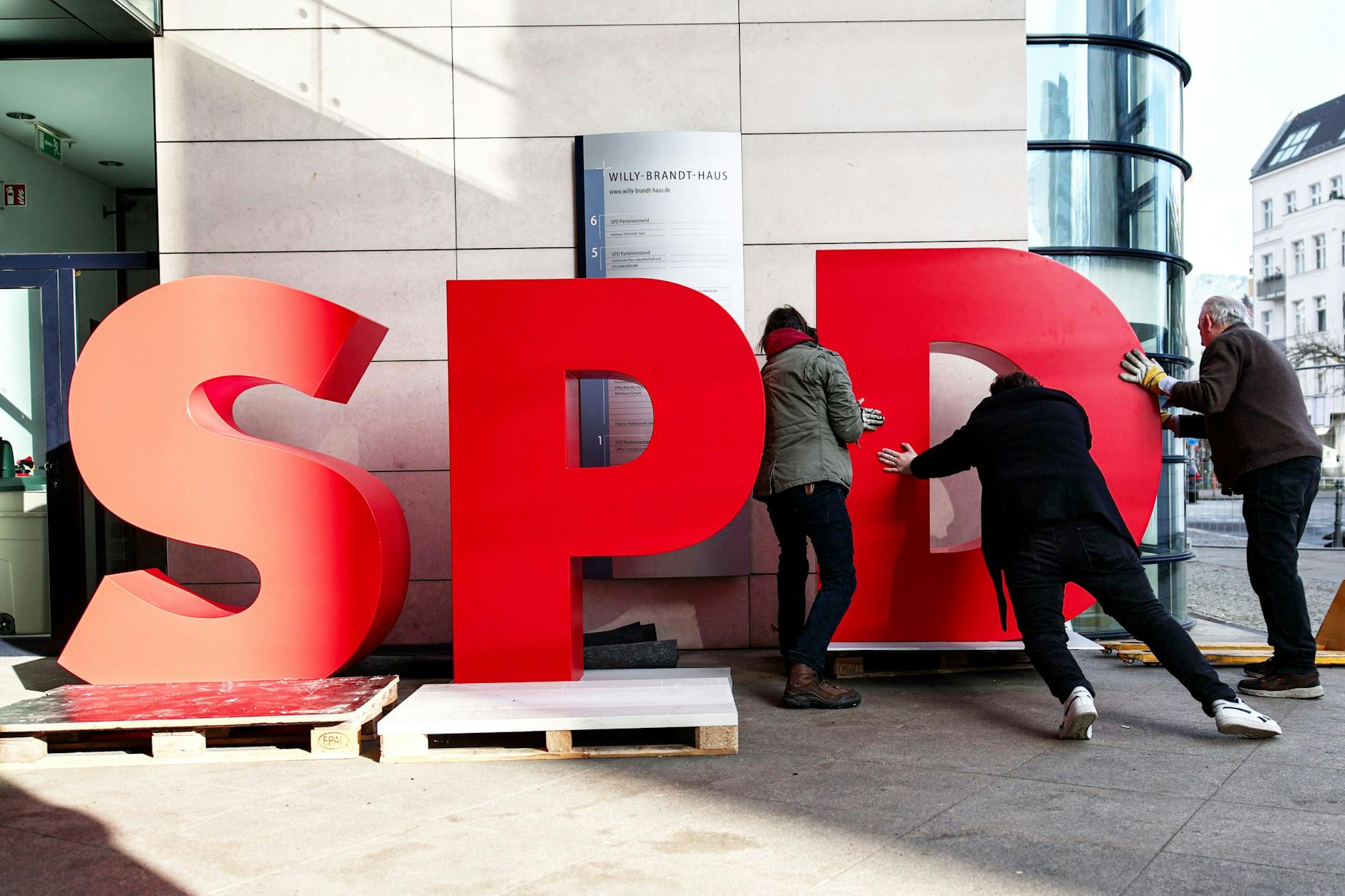 Alexander Dubowy meint: „Das Manifest aus den sogenannten SPD-Friedenskreisen ist ein verstörendes Stück Zeitgeschichte.“