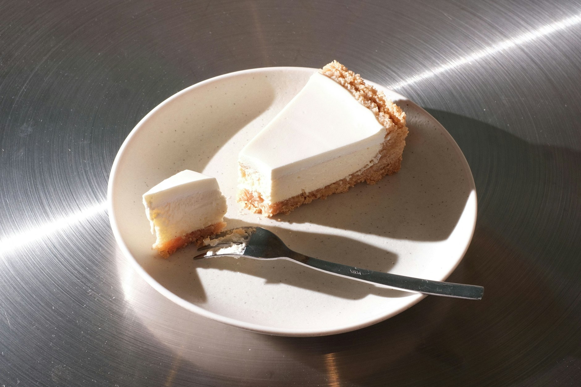 Bissfest: Ein guter Cheesecake, hier von Five Elephant, gibt bekanntlich nicht so schnell nach.