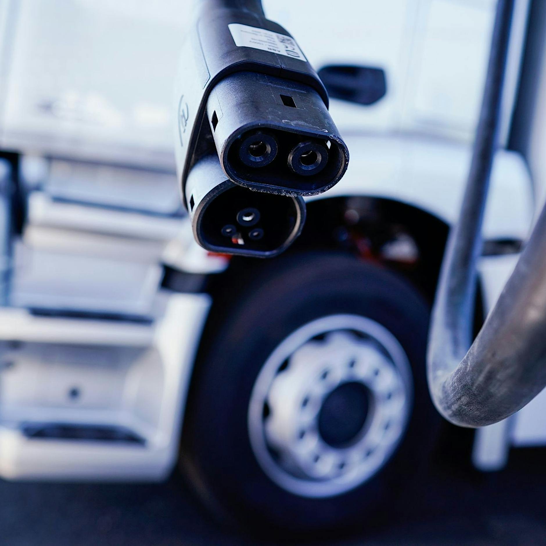 Holzhändler Behrens stellt auf Elektro-Lkw um: Auch Berlin betroffen