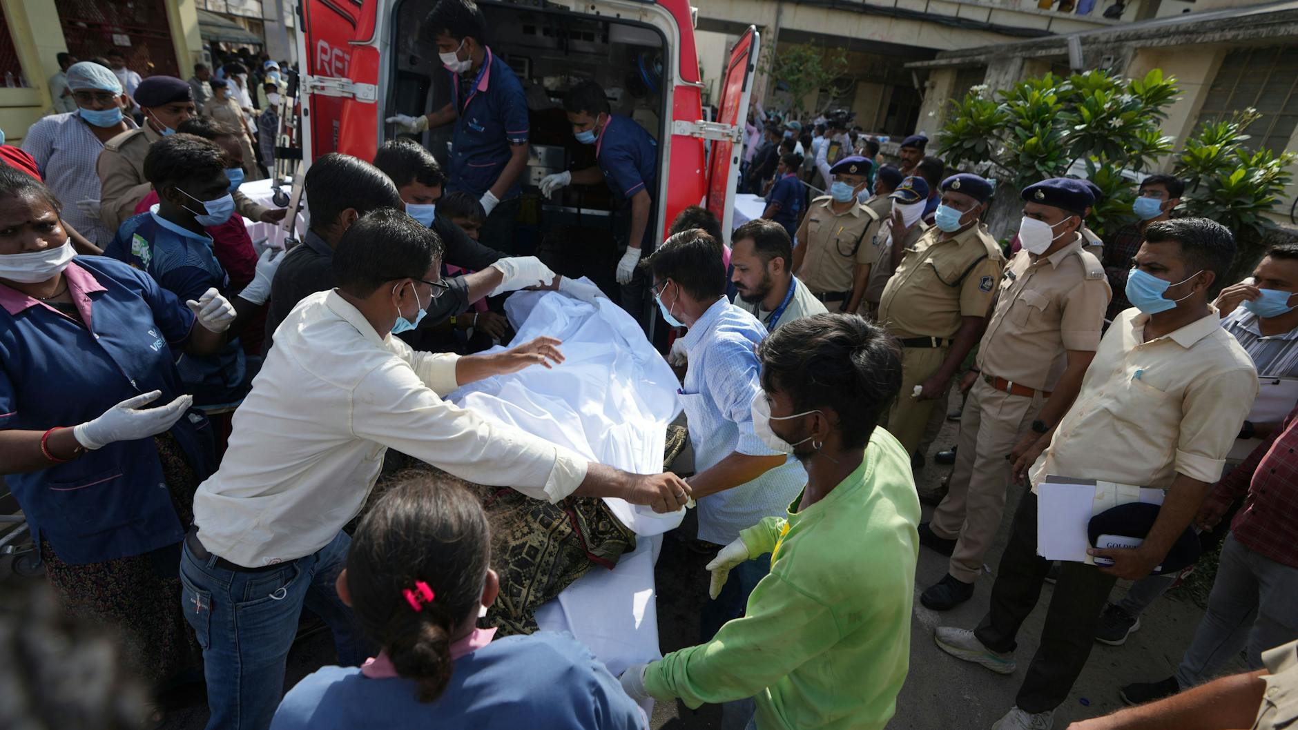 Nach dem Absturz eines Flugzeugs in der nordwestindischen Stadt Ahmedabad im Bundesstaat Gujarat werden die sterblichen Überreste der Opfer in ein Zivilkrankenhaus gebracht.