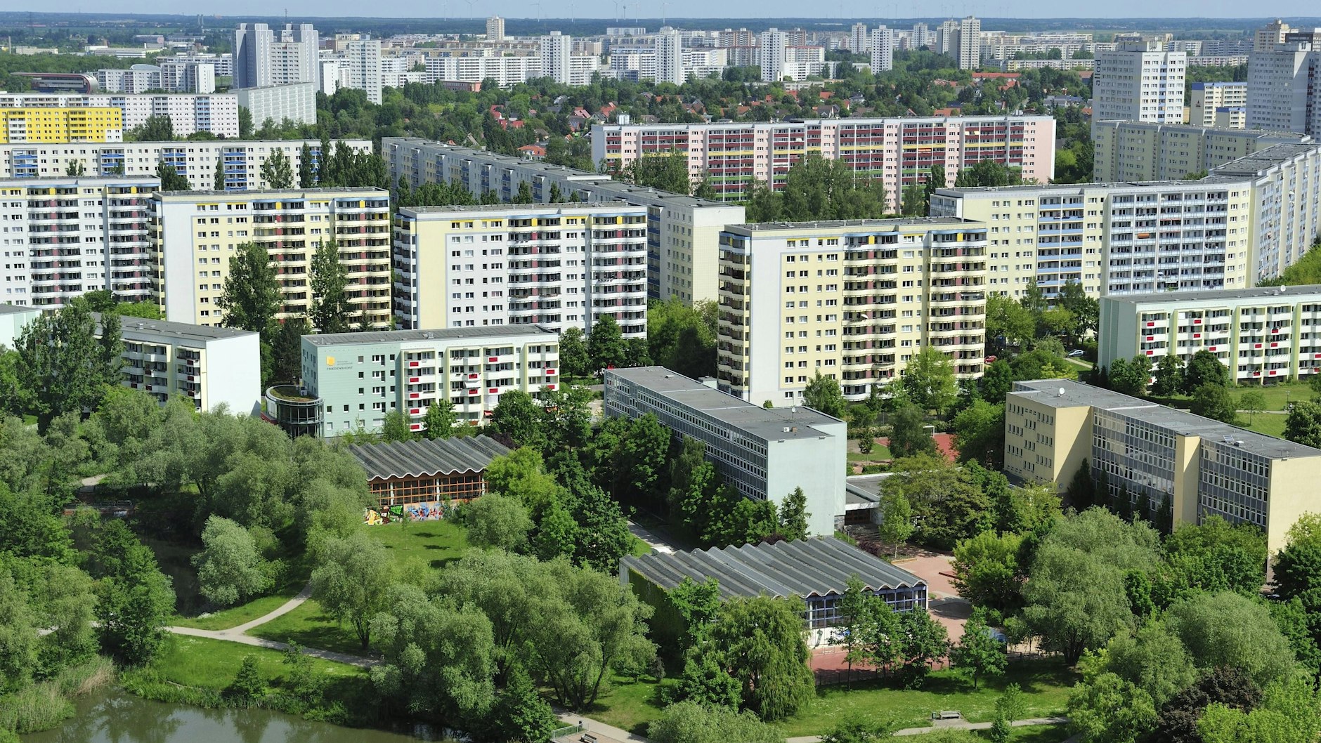 Die meisten Berliner wohnen zu Miete, wie hier in Marzahn. Ein grünes Umfeld trägt zur Lebenszufriedenheit bei.