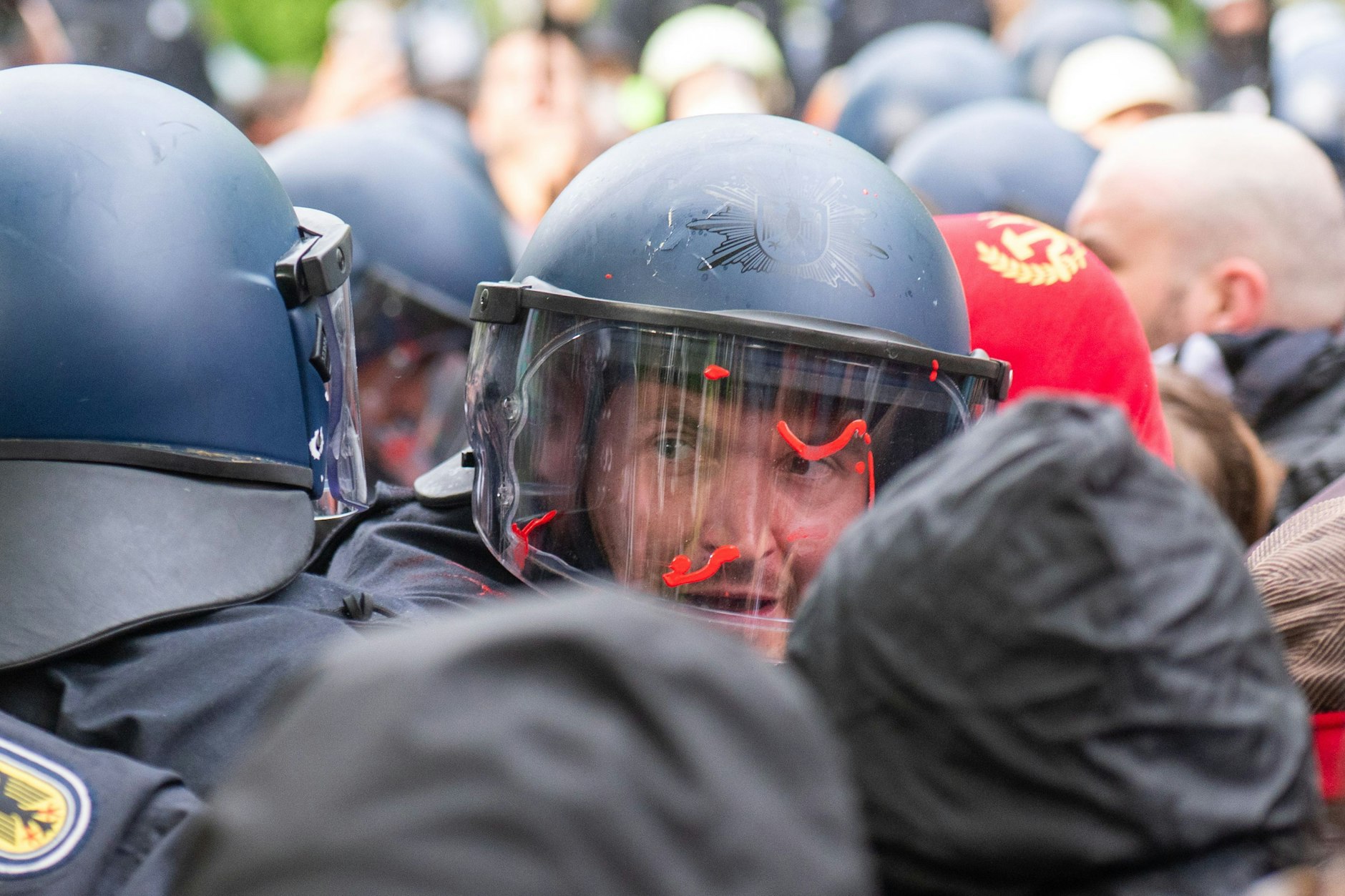 Ein Polizist in Berlin während einer Demonstration, bei der es zu Ausschreitungen kam.