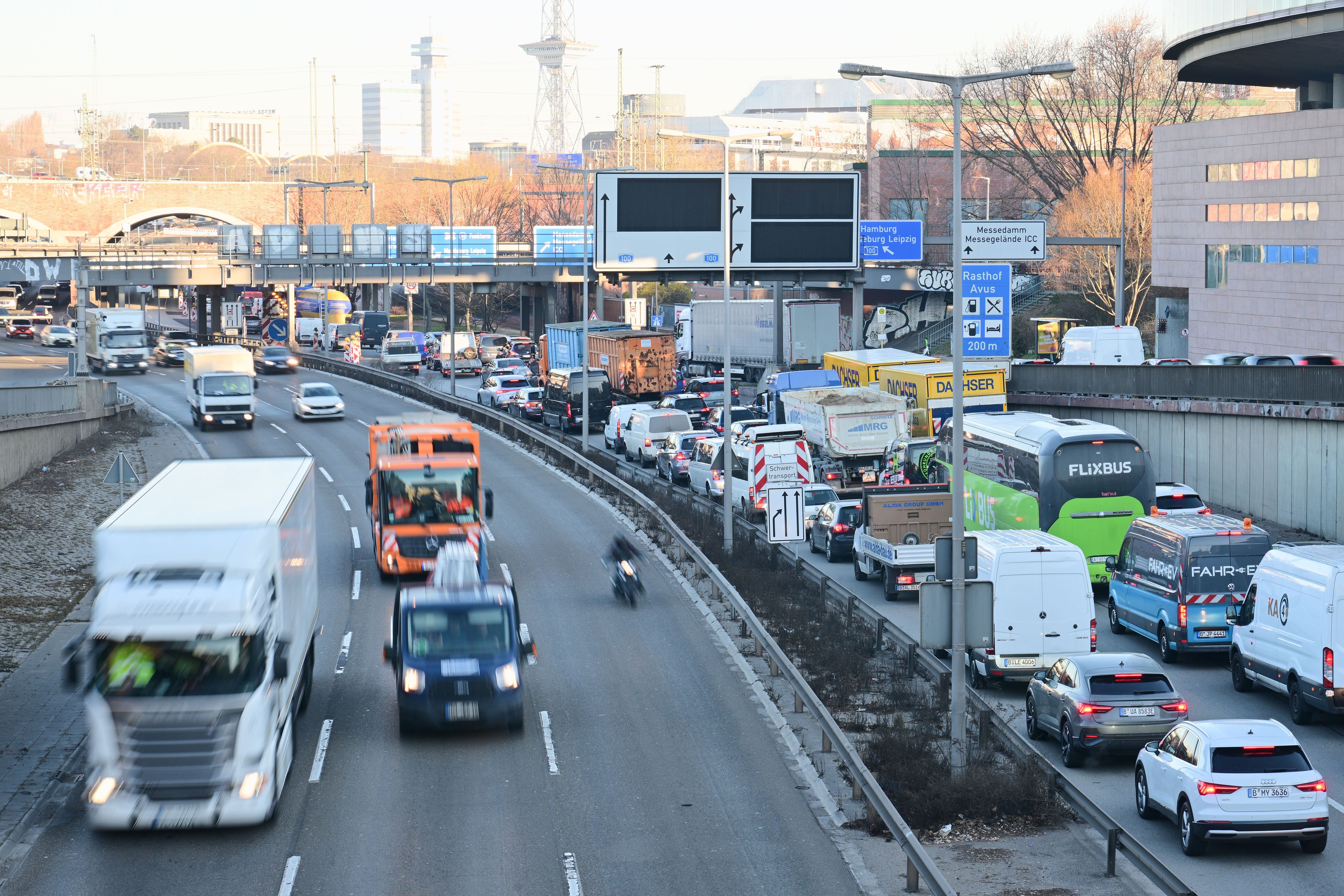 Wieder auf der A100: Nächste Brücke teilweise gesperrt – Untersuchungen