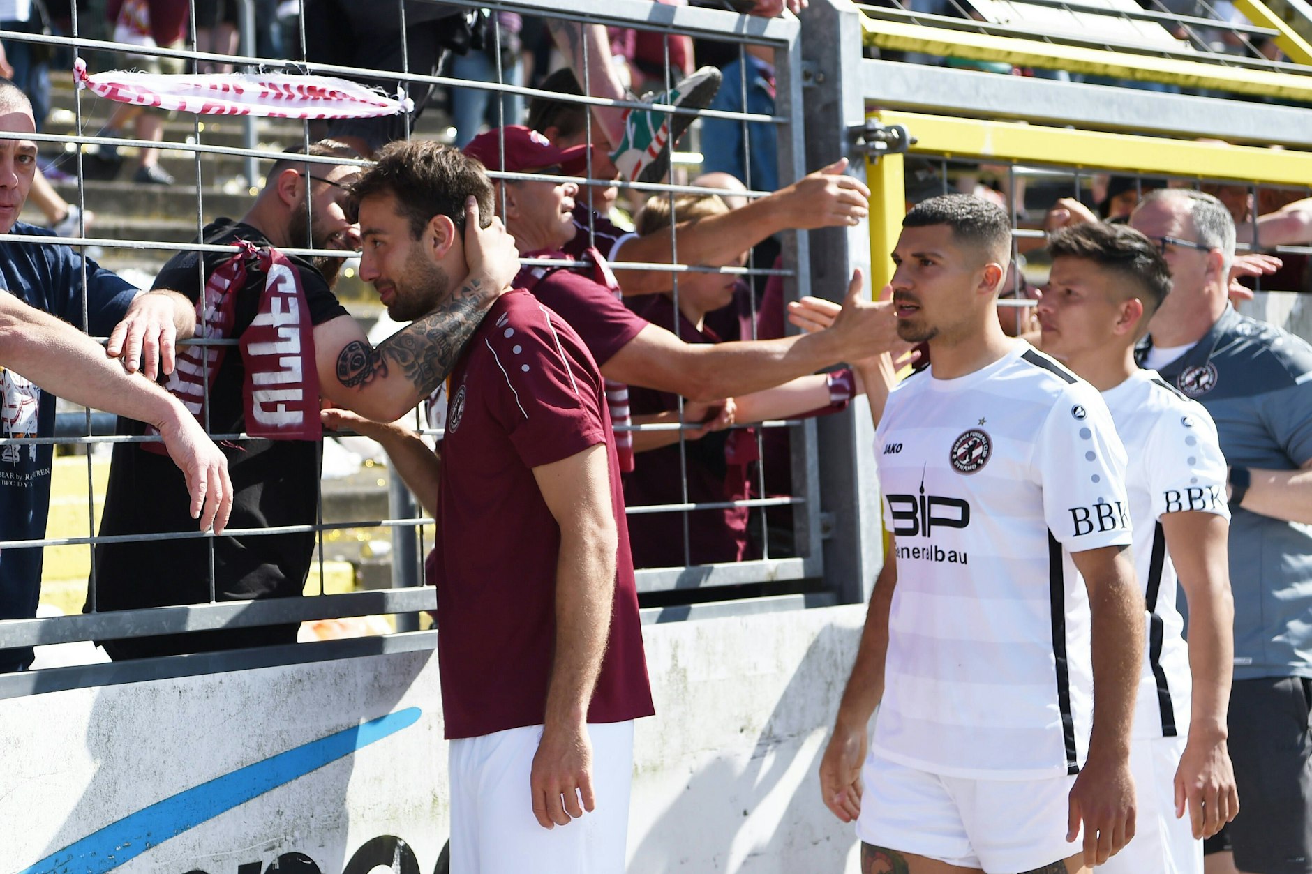 Die Spieler des BFC Dynamo werden am Ende der Saison 2021/22 von den Fans getröstet, nachdem man als Meister der Regionalliga Nordost in den Play-offs zur 3. Liga scheiterte.