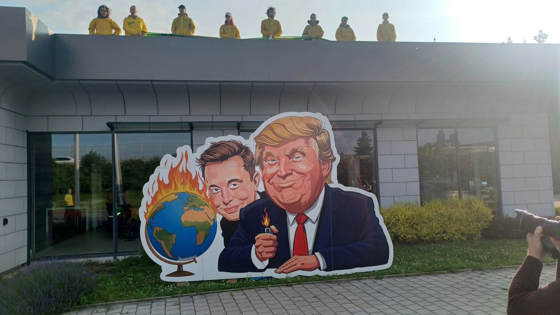 Protest gegen Elon Musk und Donald Trump vor und auf einem Tesla-Showroom in der Nähe von Prag in Tschechien.