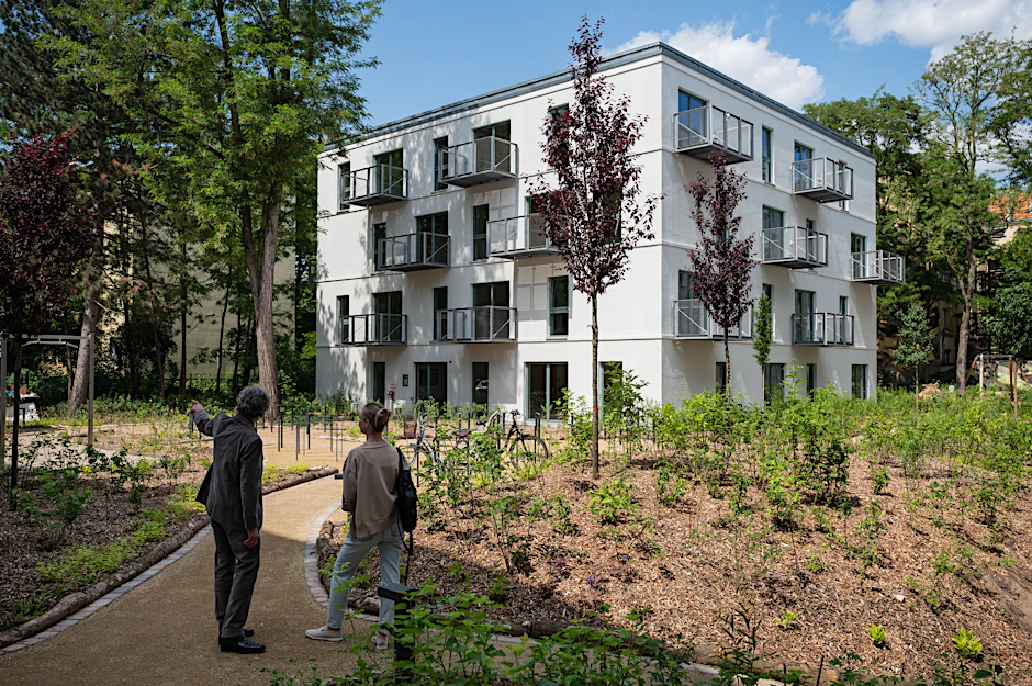 Auf einem Stadtspaziergang mit Architekt Xaver Egger durch Reinickendorf. In Zeiten der Wohnungsnot könnte der Modulbau zu einem wichtigen Stellhebel werden.