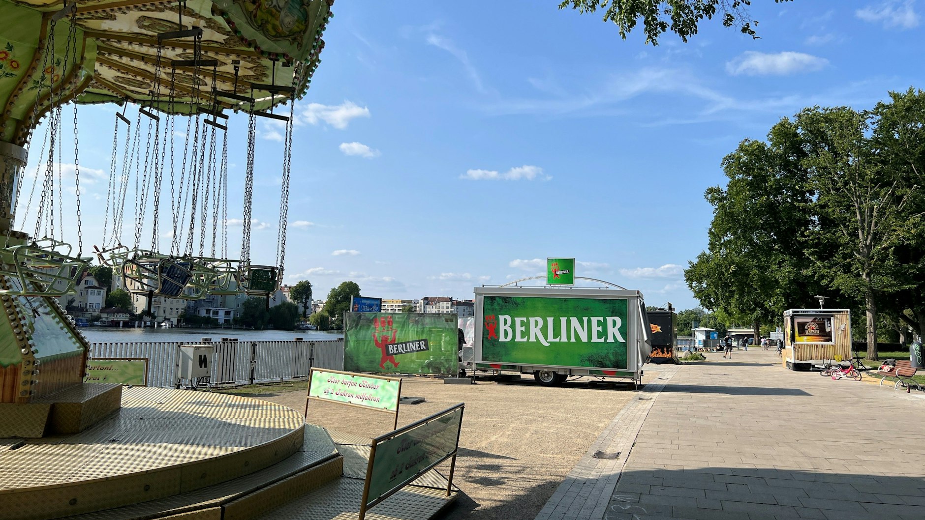 Die ersten Fahrgeschäfte und Buden stehen: Der Köpenicker Sommer wird in diese Jahr anders als in den letzten gut 60 Jahren.