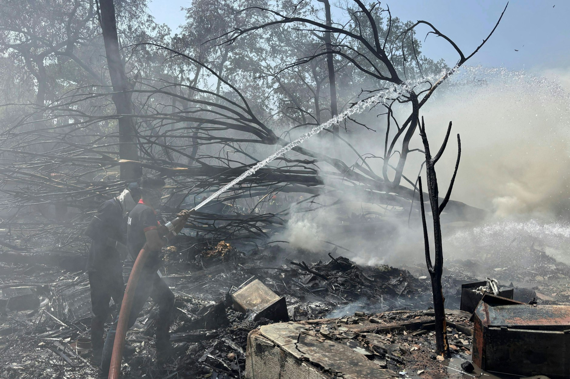 Rettungskräfte arbeiten an der Absturzstelle eines Flugzeugs in der nordwestindischen Stadt Ahmedabad.