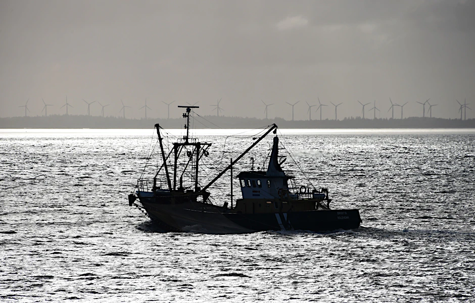 Ein niederländischer Fischkutter hat auf der Nordsee zwischen List (Schleswig-Holstein) und der dänischen Insel Römö seine Netze ausgeworfen.