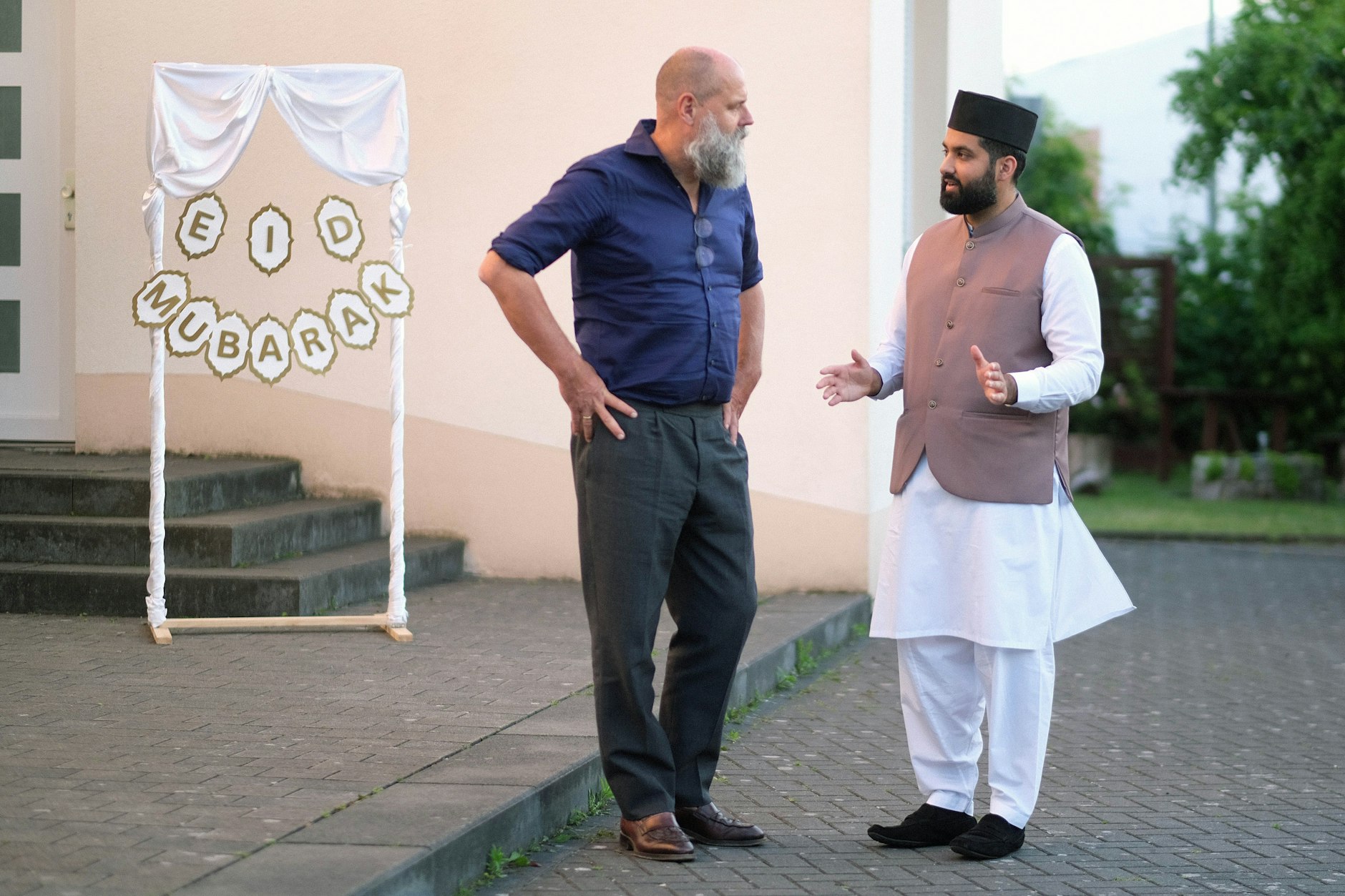 Im Gespräch: Imam Scharjil Khalid und Verleger Holger Friedrich.