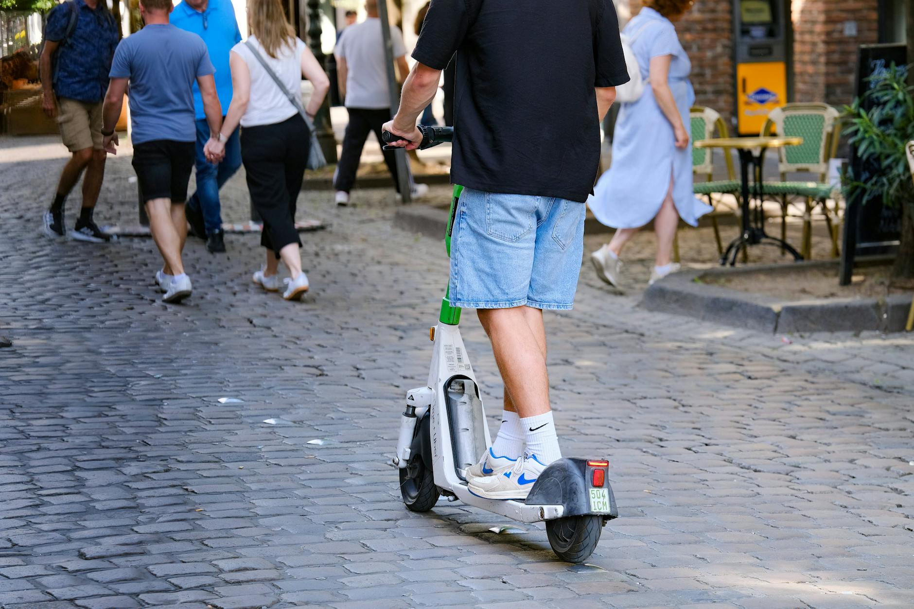 In Tempelhof-Schöneberg wurde im Priesterweg das Kopfsteinpflaster abgeschliffen: Die Befahrbarkeit verbessert sich dadurch.