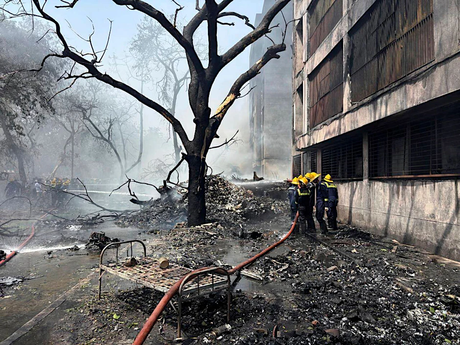 Feuerwehrleute arbeiten an der Absturzstelle eines Flugzeugs in der nordwestlichen Stadt Ahmedabad im indischen Bundesstaat Gujarat.