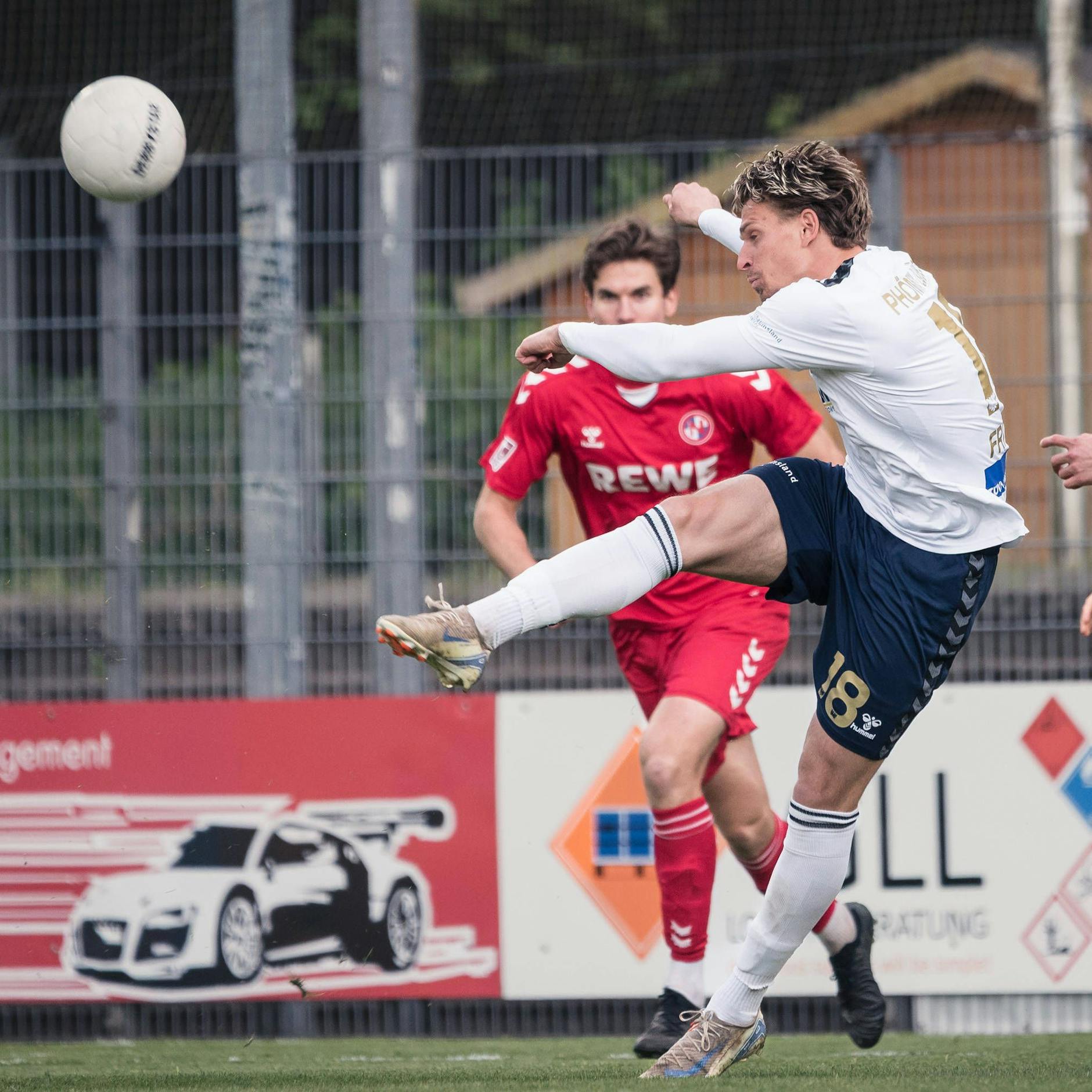 Leander Fritzsche (r.) kommt hier für Phönix Lübeck gegen Norderstedt zum Abschluss.