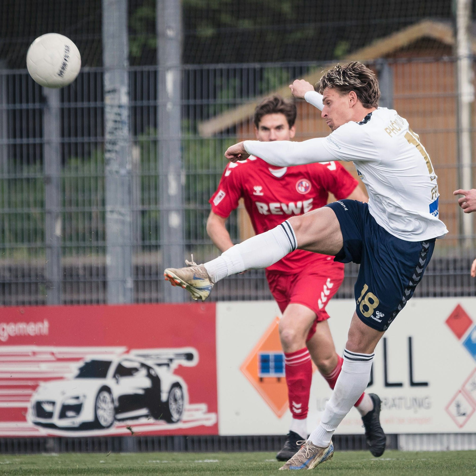 Leander Fritzsche (r.) kommt hier für Phönix Lübeck gegen Norderstedt zum Abschluss.