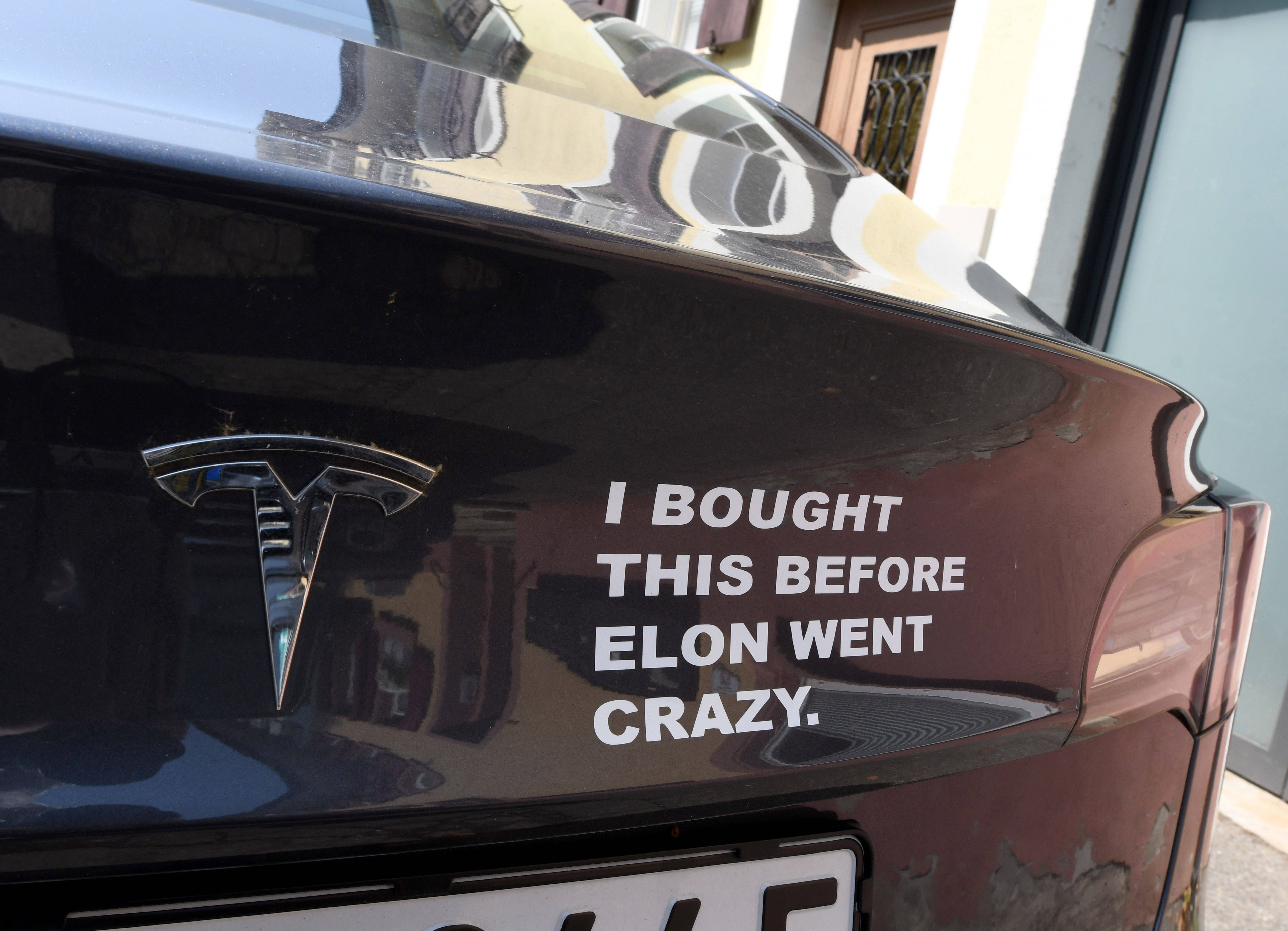 „Rechtsextremes Image“: Tesla-Kunden verklagen den Autobauer