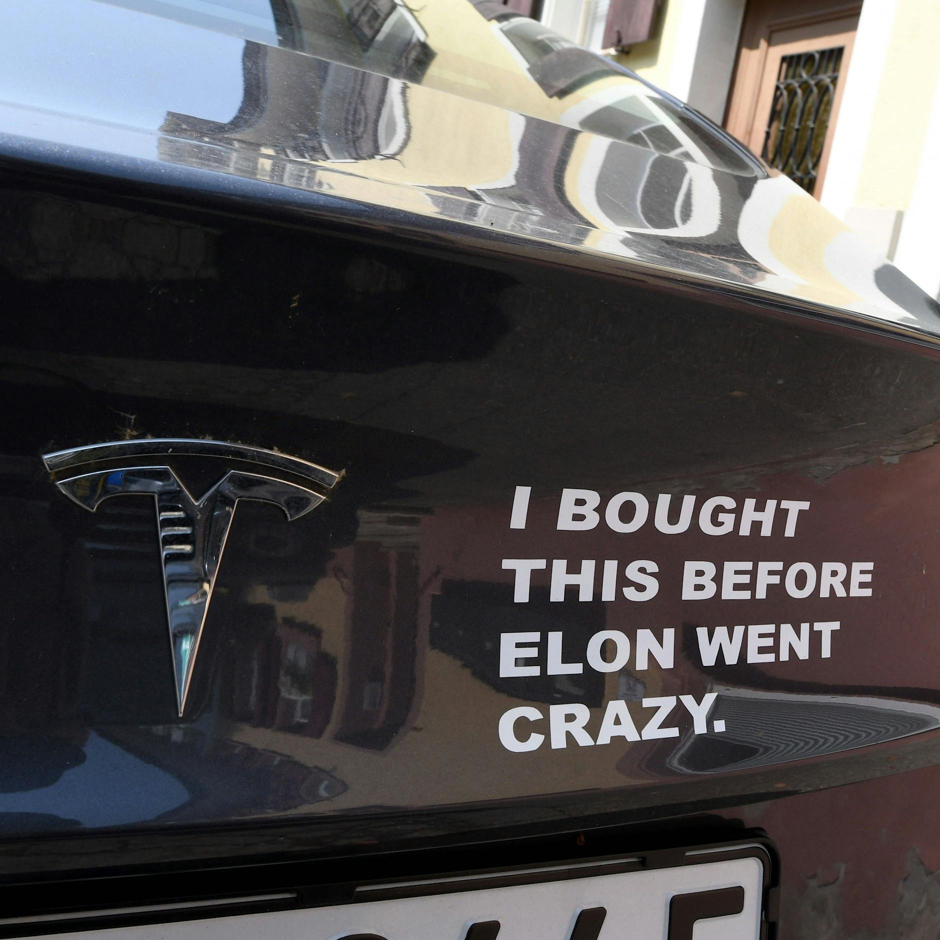 „Rechtsextremes Image“: Tesla-Kunden verklagen den Autobauer