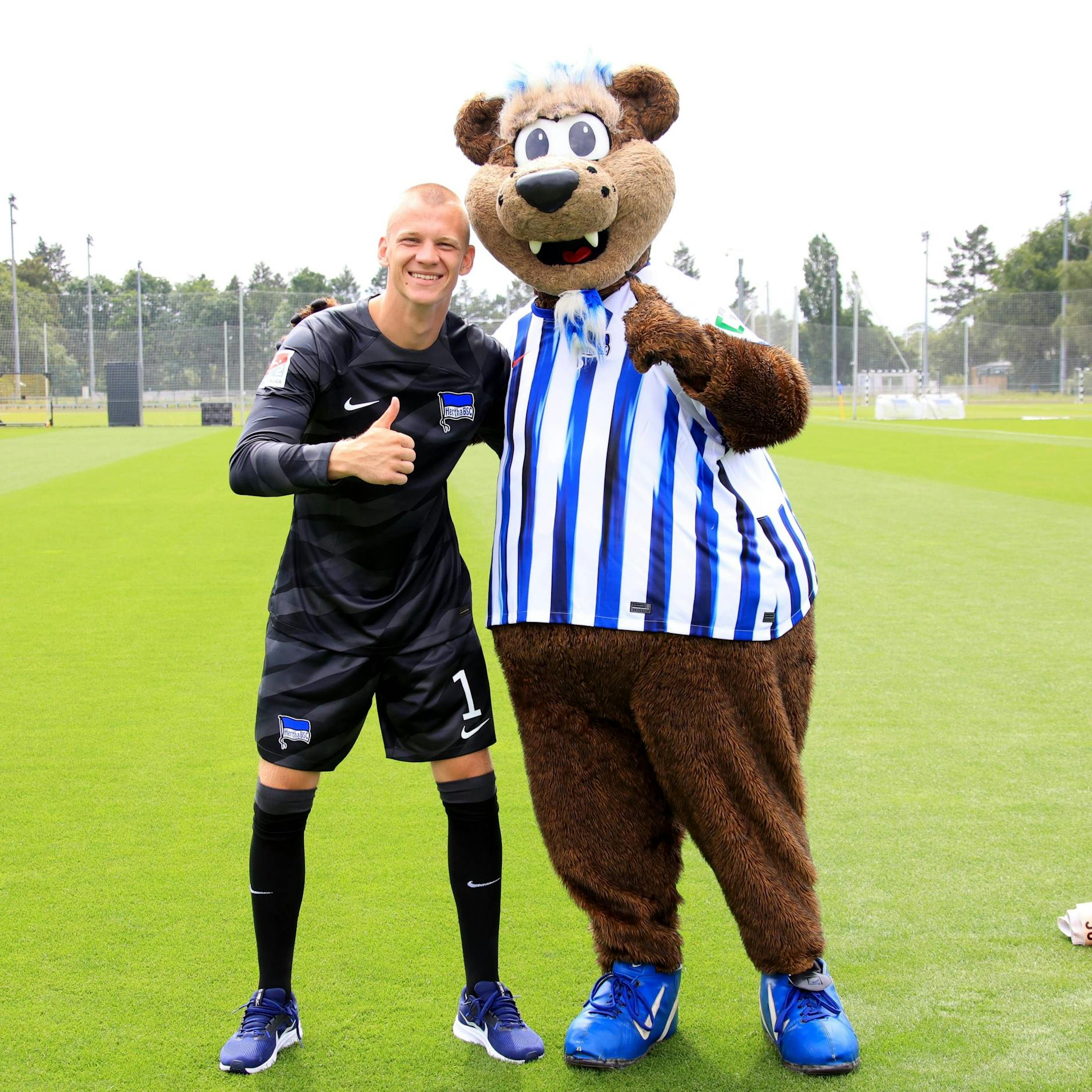 Bei Hertha BSC hatte Oliver Christenesen mehr Spaß als in Florenz, hier posiert er mit Maskottchen Herthinho.