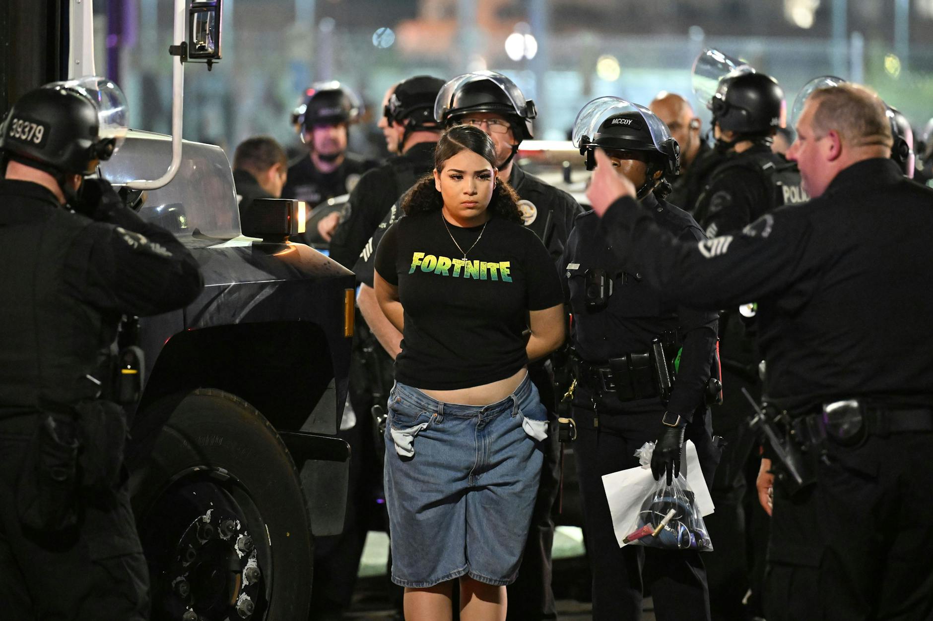 USA, Los Angeles: Polizisten legen einer Frau während einer Demonstration in Los Angeles Handschellen an.