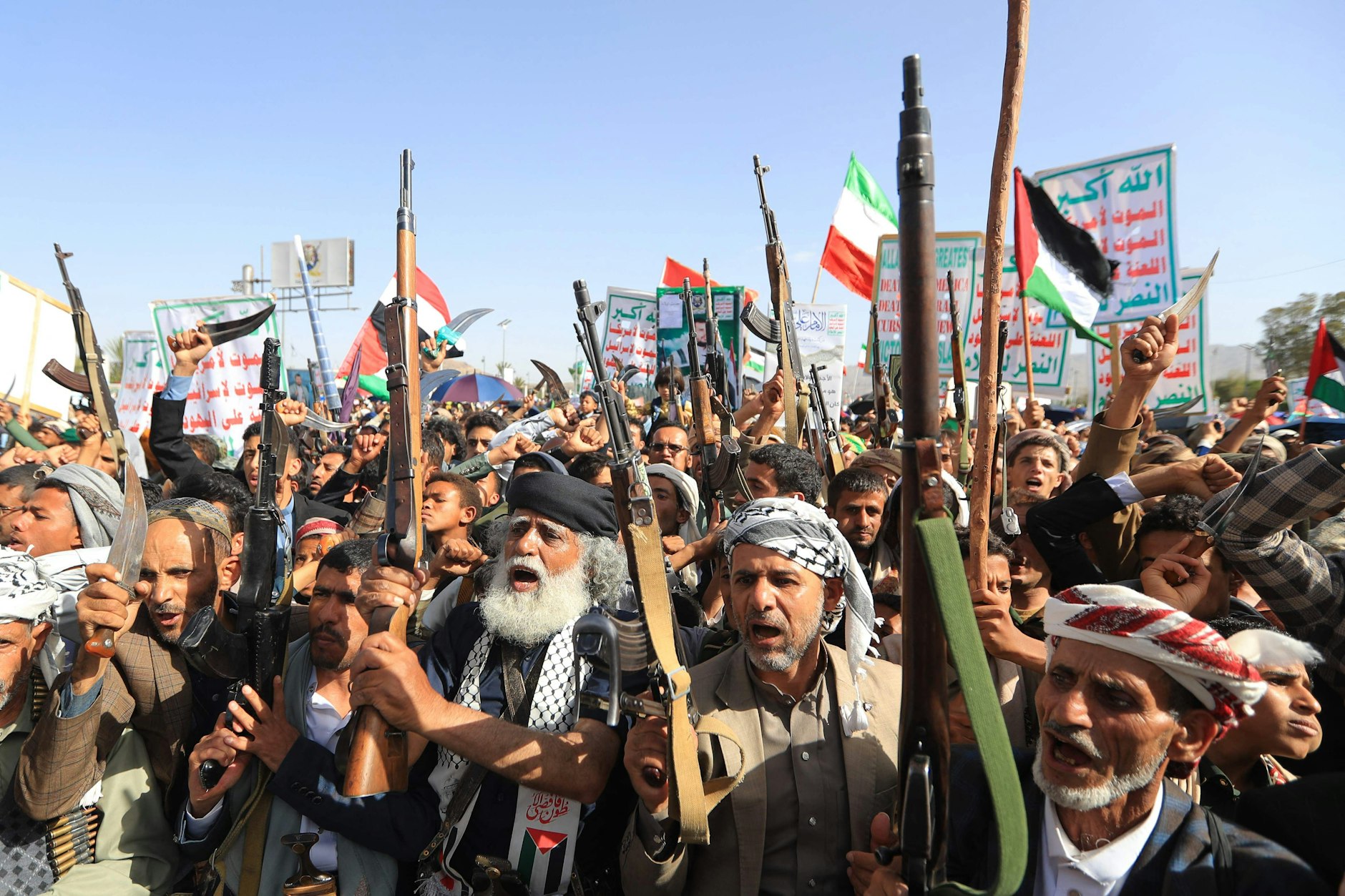 In der jemenitischen Hauptstadt Sanaa versammelten sich am Freitag zahlreiche Menschen zu einer Kundgebung, um die israelischen Angriffe auf den Iran zu verurteilen.