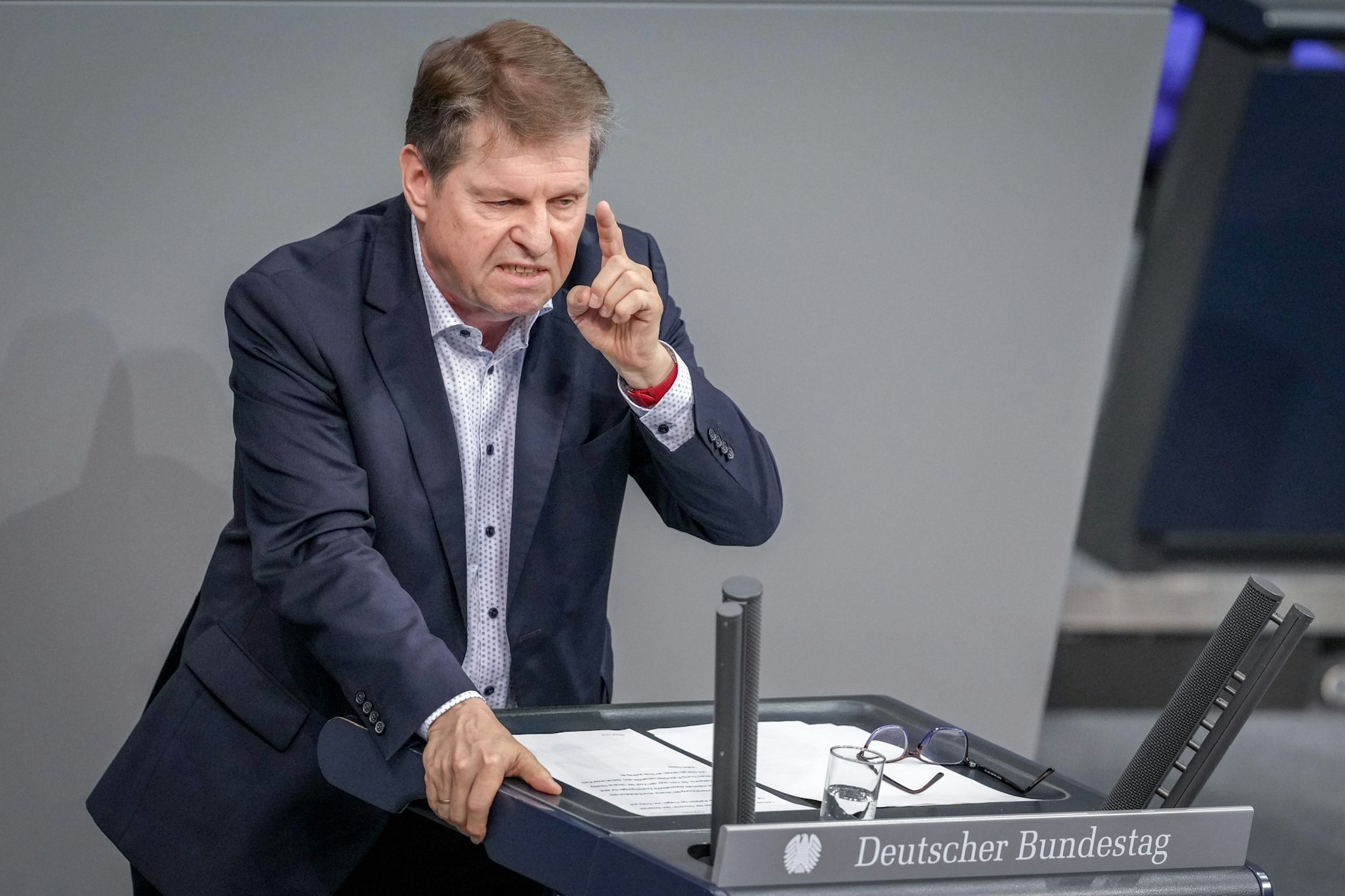 06.12.2024, Berlin: Ralf Stegner (SPD) spricht im Plenum des Bundestags.