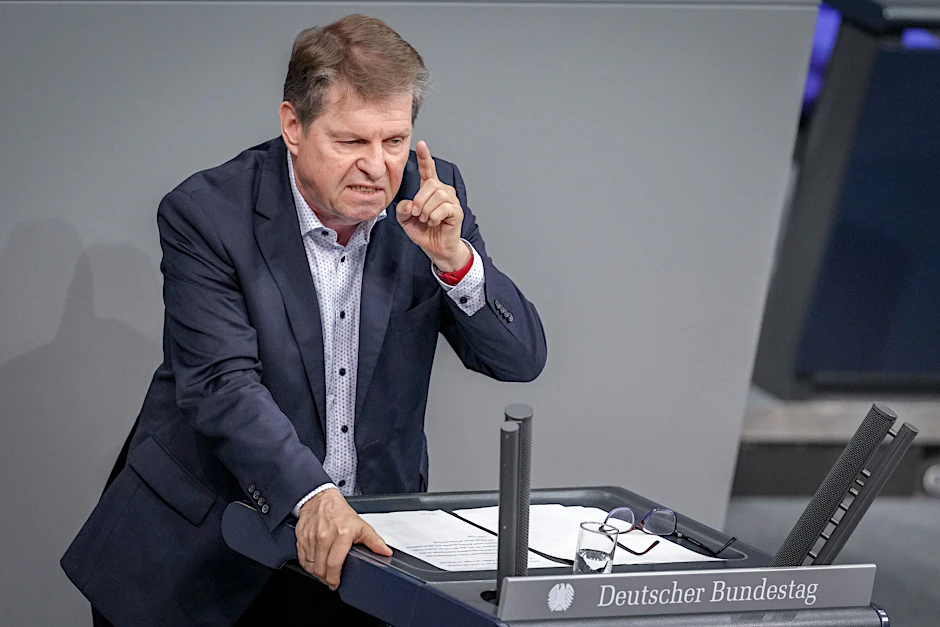 06.12.2024, Berlin: Ralf Stegner (SPD) spricht im Plenum des Bundestags.