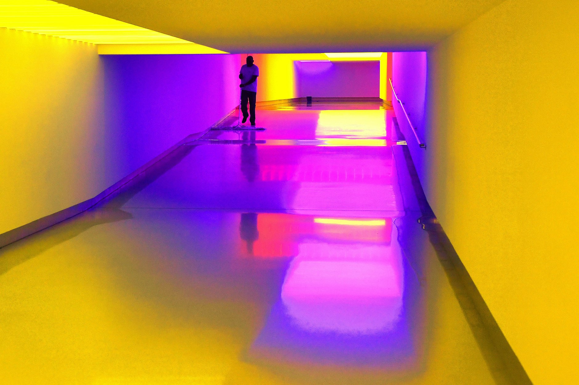 Vor allem kinderreiche Eltern werden oft als geringfügig Beschäftigte eingestellt, mit offiziellen Verträgen – etwa als Reinigungskräfte, Küchenhilfen oder Bauhelfer.