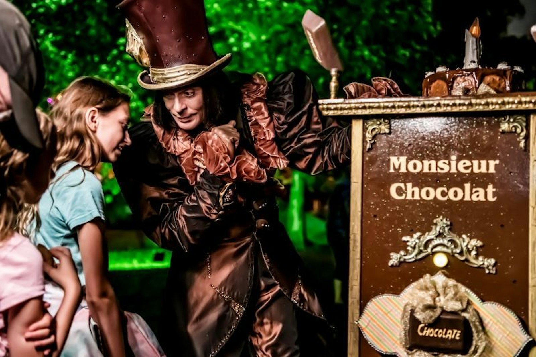 Überall begegnen Sie magischen Figuren, schimmernde Pfade und liebevoll inszenierte Stationen, bei denen Sie selbst zum Teil der Geschichte werden – ein immersives Erlebnis für alle Altersgruppen.