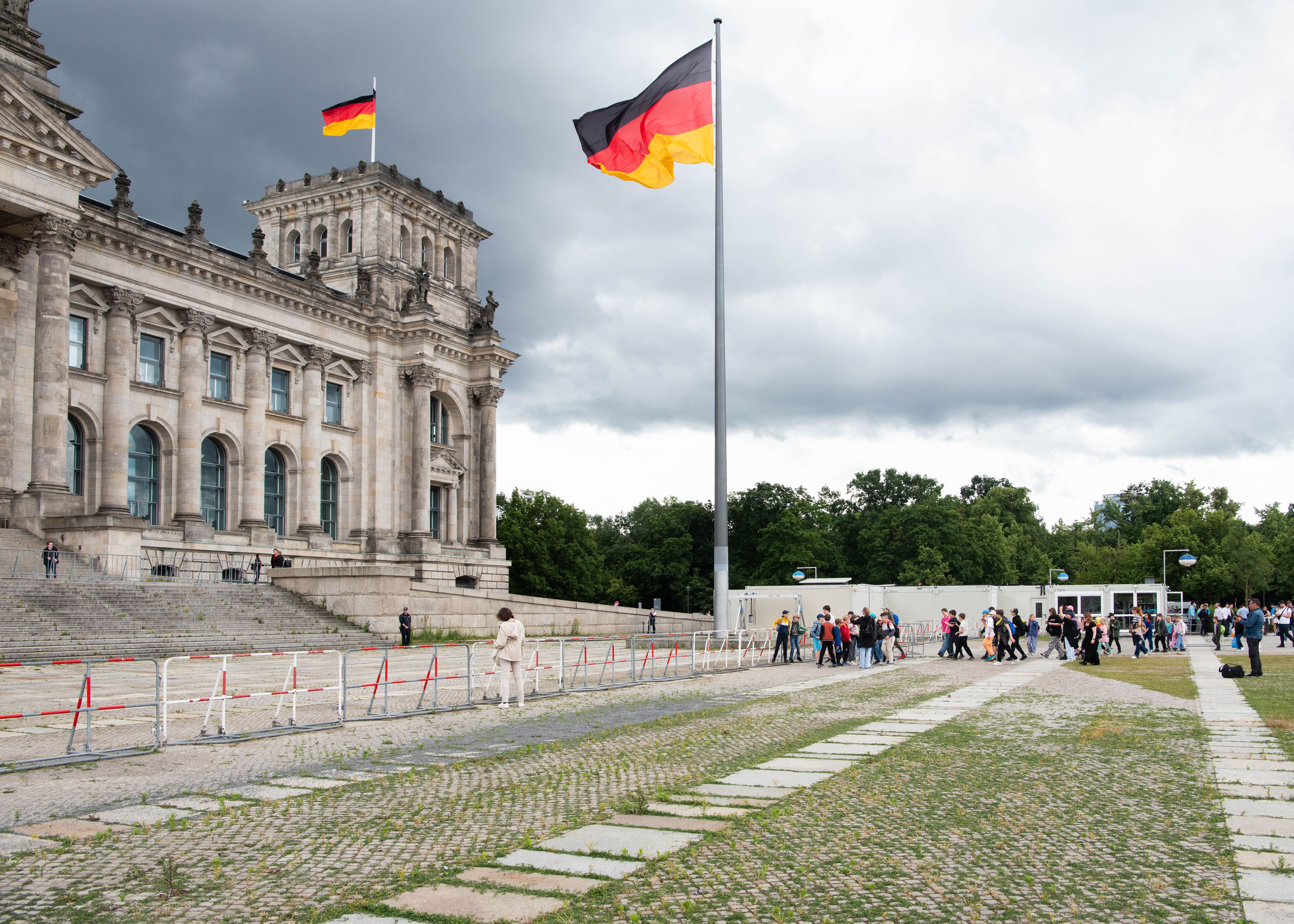 Verwahrloster Reichstag: Ein Platz wie eine bekleckerte Jogginghose