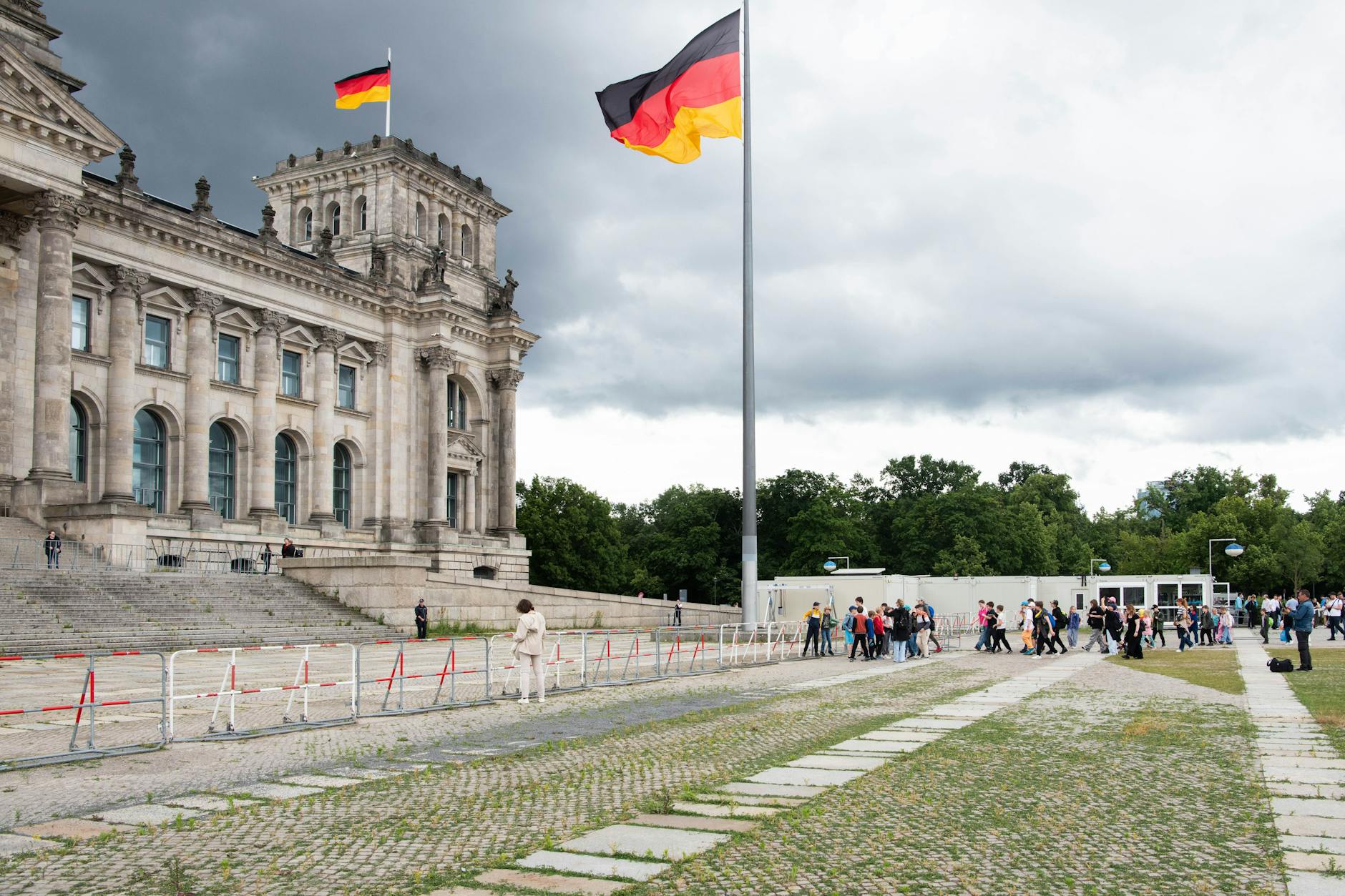 Ungepflegte Flächen rund um das Reichstagsgebäude und auf dem Platz der Republik. Unkraut sprießt en masse.