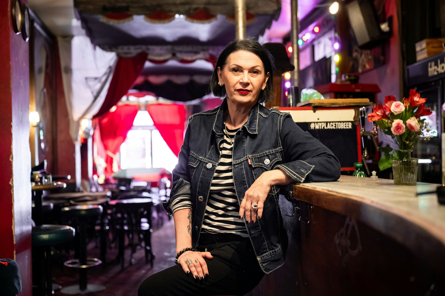 Bitter: Der letzte Hauch von Anarchie verschwindet aus der Schönhauser Allee, weil der Vermieter eine höhere Miete fordert. Sandra Hollweck, die ursprünglich als Barkeeperin startete und die Bar später übernahm, verlässt Berlin.