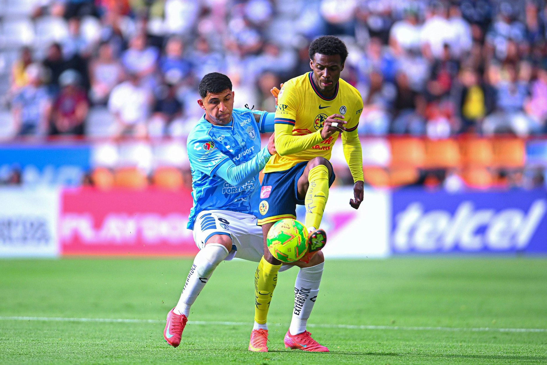 Vor drei Tagen spielte Ex-Herthaner Javeiro Dilrosun (re.) noch in Mexiko. Jetzt ist er bei der KLub-WM für das US-Team Los Angeles FC dabei.