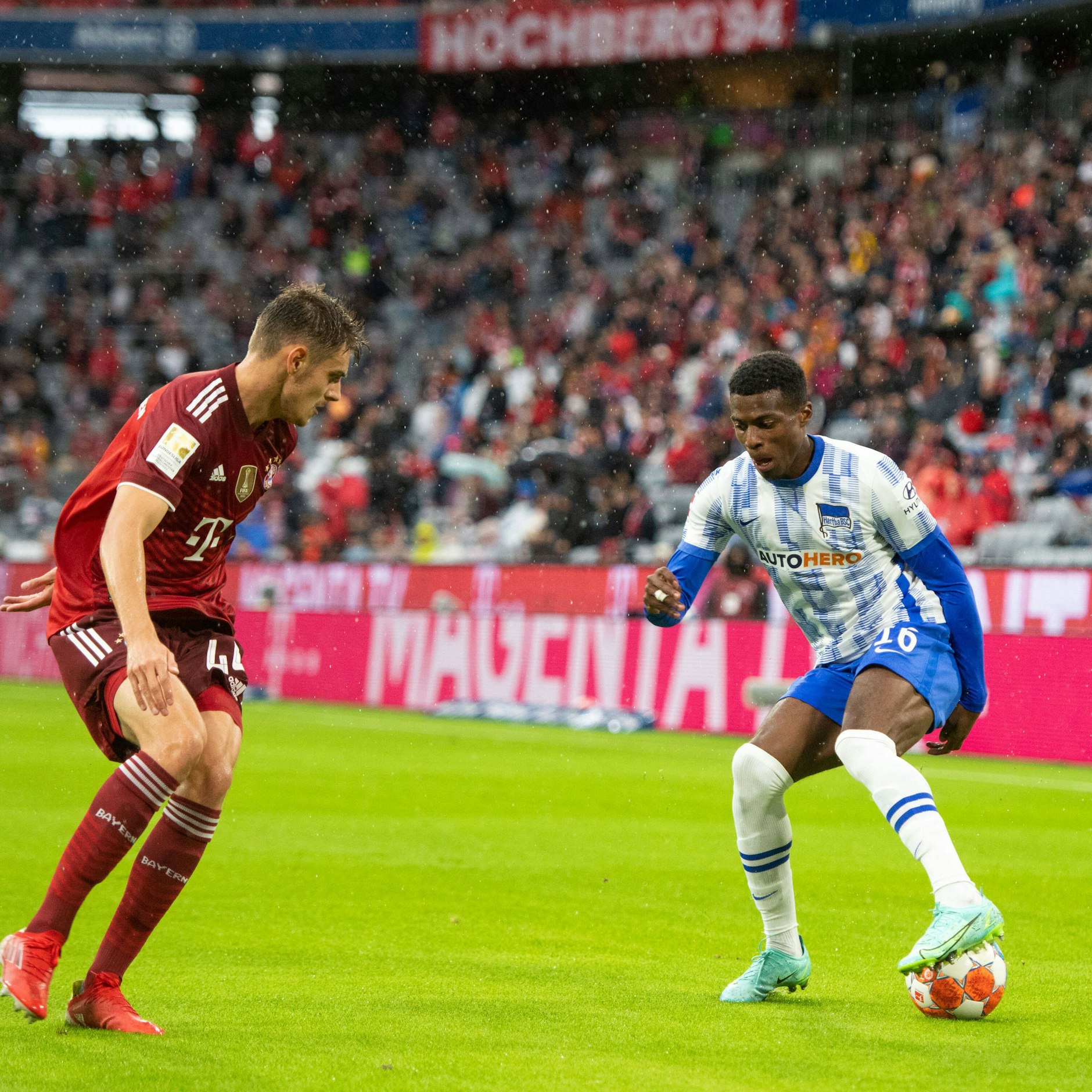 Am 28. August 2021 machte Javairo Dilrosun (r.) sein letztes Spiel für Hertha BSC gegen den FC Bayern. Drei Tage später wurde an Bordeaux ausgeliehen.