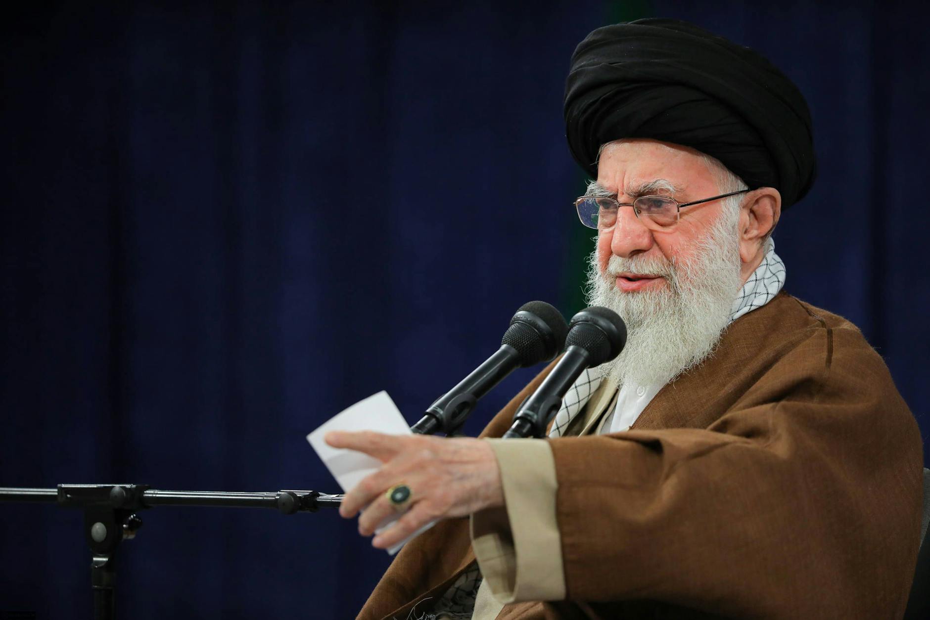 Staatsoberhaupt und Revolutionsführer: Ayatollah Ali Chamenei im Januar 2024 in der iranischen Provinz Qom.