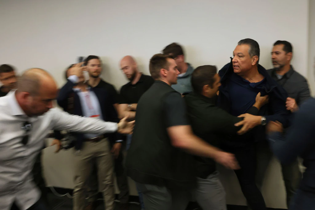 Eklat bei Pressekonferenz: US-Senator wird rausgeworfen und in Handschellen gelegt
