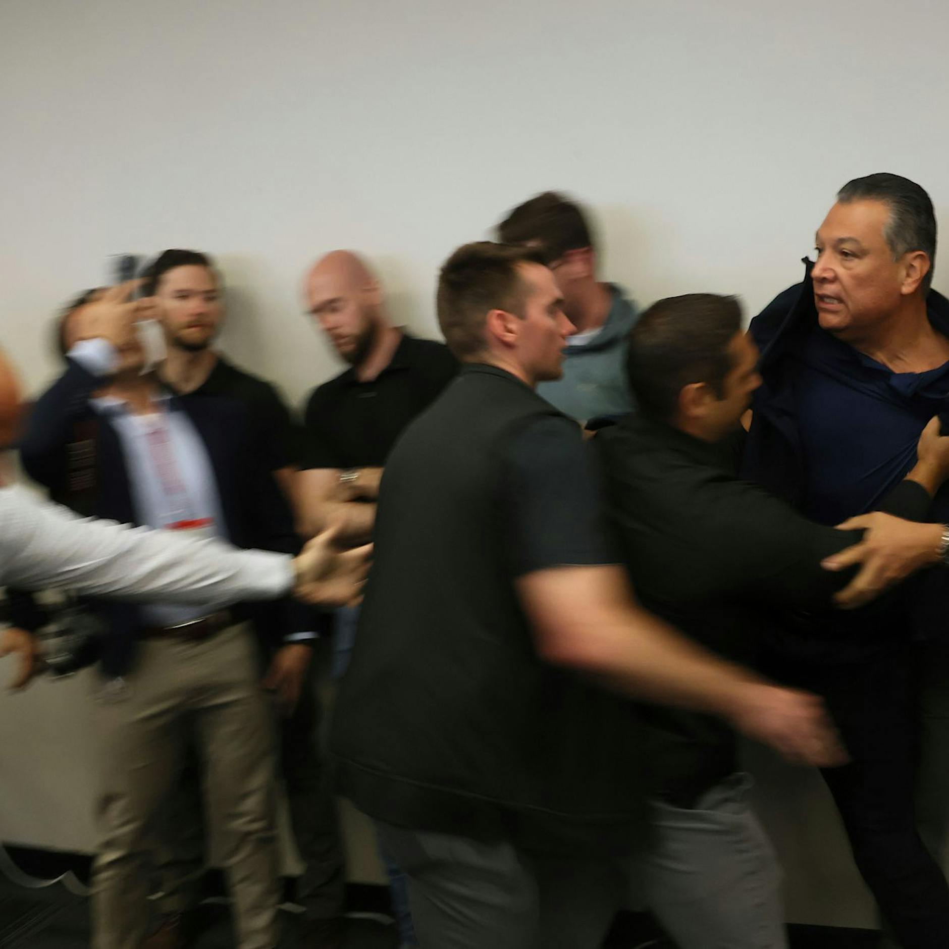 Eklat bei Pressekonferenz: US-Senator Alex Padilla wird rausgeworfen und in gefesselt