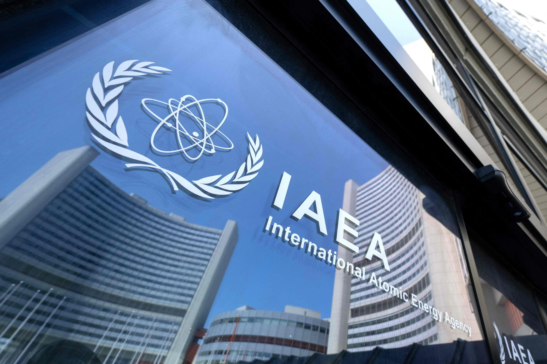Überwacht das iranische Atomprogramm:  Eingangstür zum Hauptquartier der Internationalen Atomenergie-Organisation (IAEO) in Wien am Tag des israelischen Angriffs