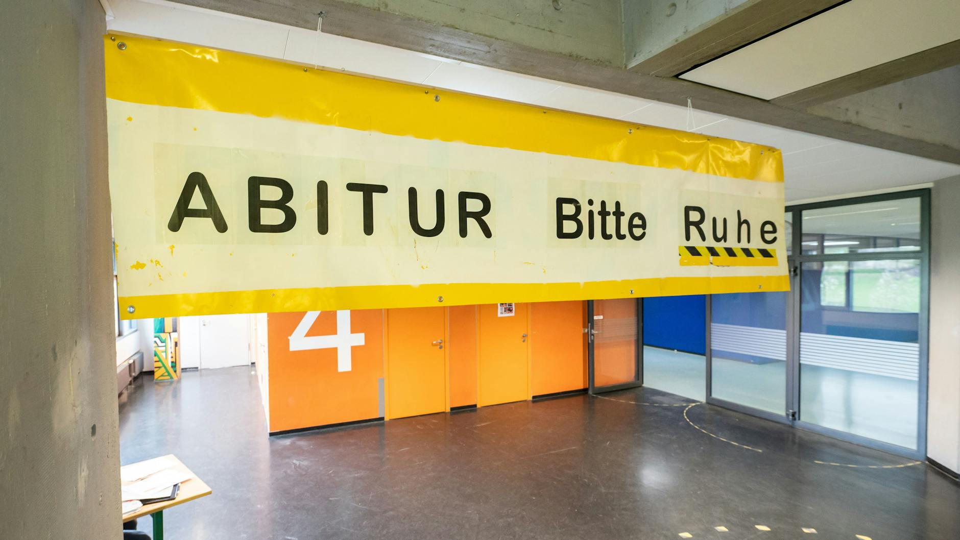 Der Schriftzug "ABITUR Bitte Ruhe" hängt während der schriftlichen Abiturprüfung im Treppenhaus. Bei Mathe-Abi in Thüringen gab es einen krassen Betrugsfall, dem nun die Polizei nachgeht.