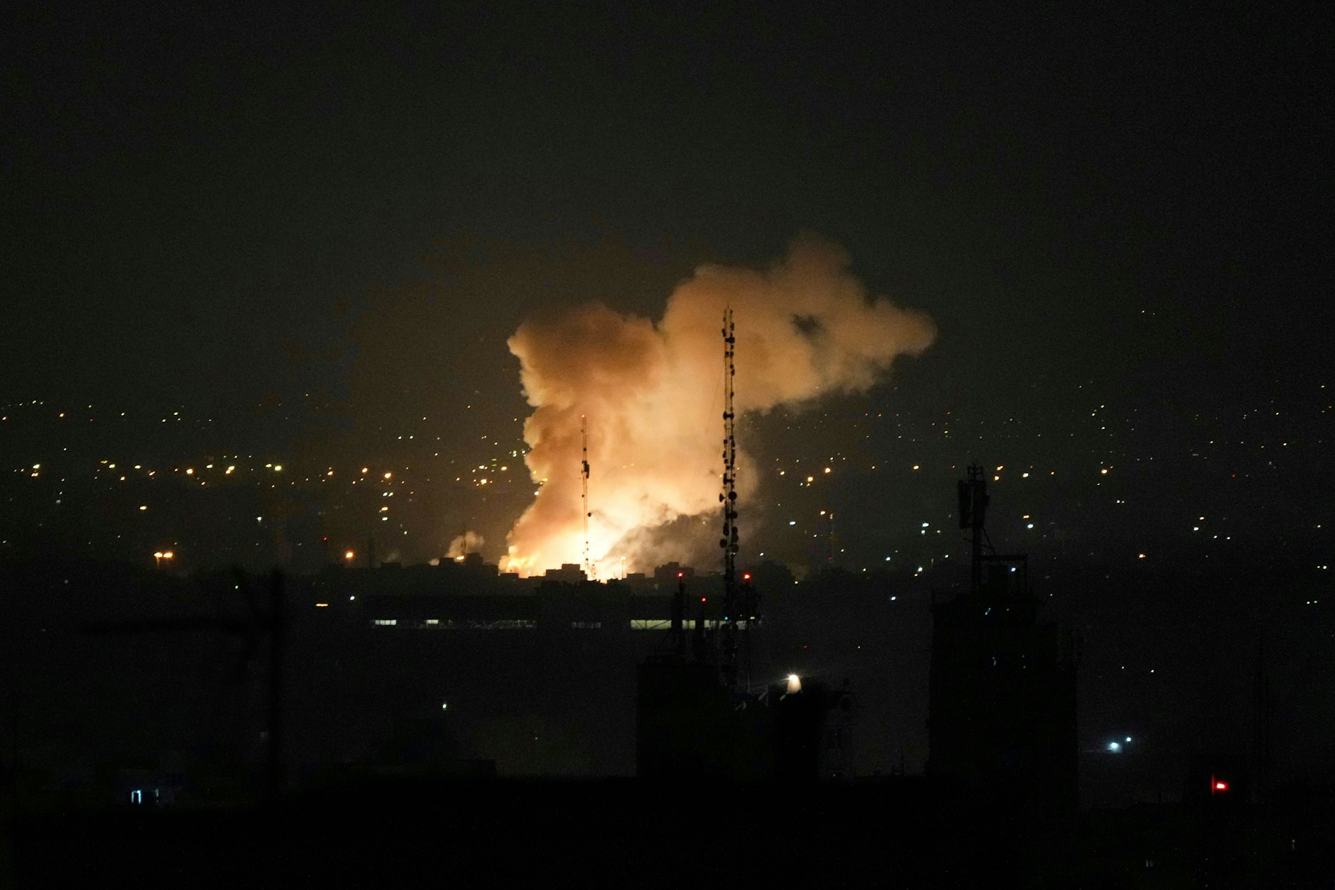 Nach einer Explosion in Teheran steigt Rauch auf. Nach dem Beginn des israelischen Großangriffs auf die Atomanlagen im Iran ist die Lage in der Region explosiver denn je.