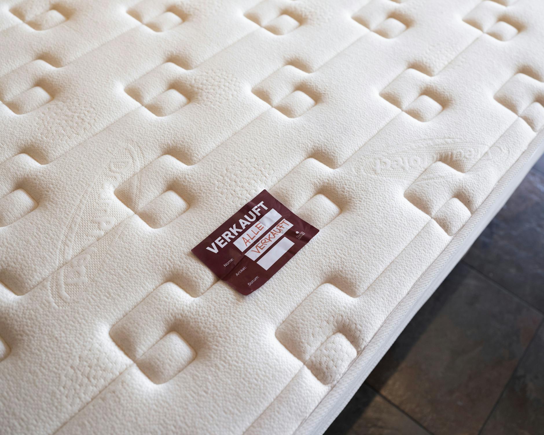 Obwohl nicht jeder gebrauchte Matratzen kaufen würde, sind die Hotelbetten der Renner: viele sind bereits ausverkauft.