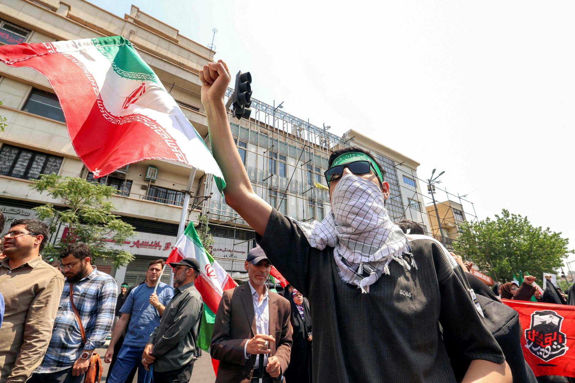 Menschen versammeln sich zu einem Protest gegen die israelische Angriffswelle auf den Iran im Zentrum Teherans.