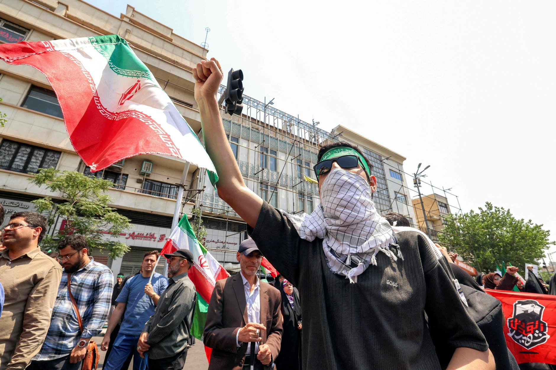 Menschen versammeln sich zu einem Protest gegen die israelische Angriffswelle auf den Iran im Zentrum Teherans.