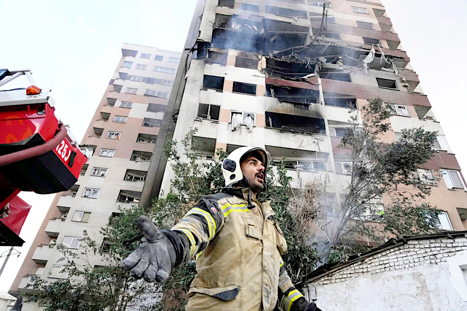 Iran, Teheran: Ein Feuerwehrmann ist am Ort einer Explosion in einer Wohnanlage im Einsatz.