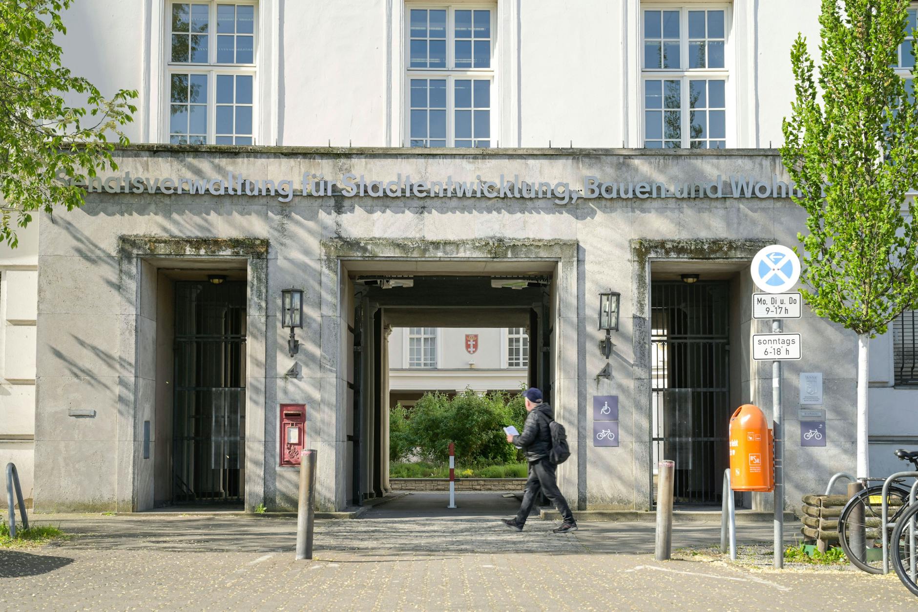 Von der Senatsverwaltung für Stadtentwicklung und Wohnen wurden jahrelang Rechnung bezahlt, für die keine Leistung erbracht wurde. Der Betrug landet jetzt vor Gericht.