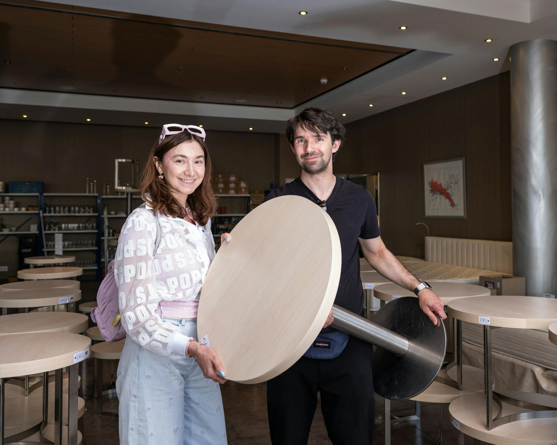 Liliia (36) und Oliver (40) suchen gezielt nach Einrichtungsgegenständen für ihre möblierten Zimmer.